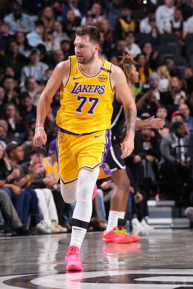 爱游戏-东契奇重要时刻出色防守，雄鹿带队取胜！赢得满堂喝彩-爱游戏